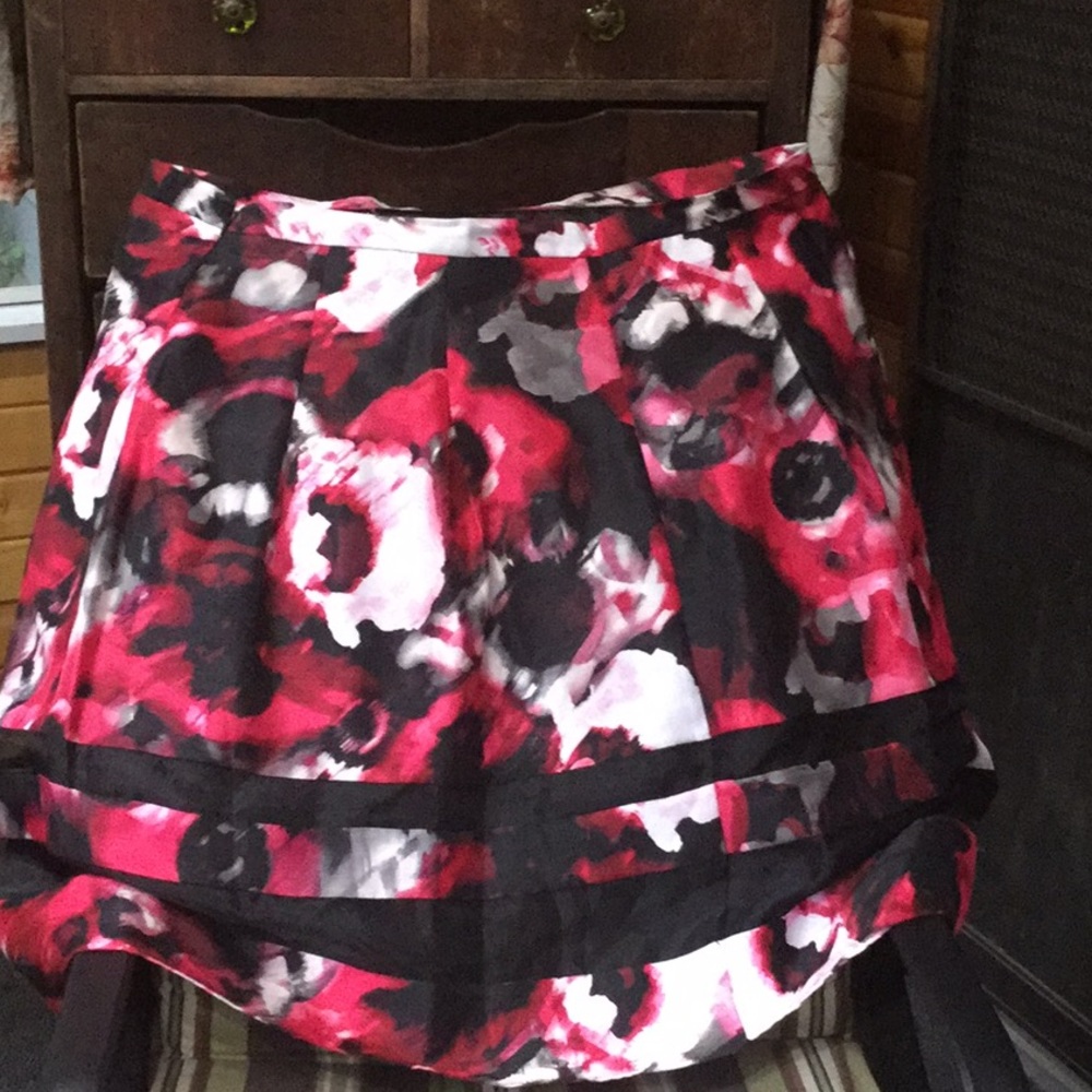 Relativity Skirt Sz 3X Red/Black Floral w/ Sheer Lower Strips NWT Gorgeous! ^10